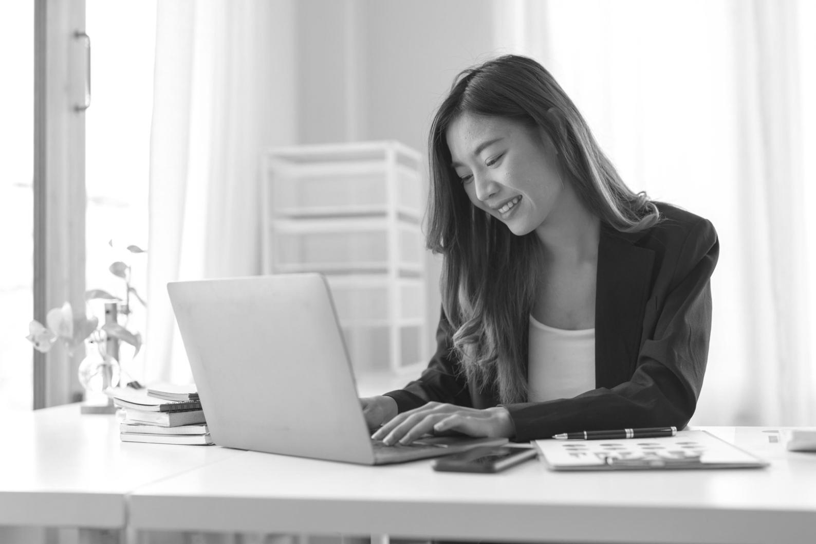 Estudiante trabajando con análisis de modelos de machine learning en finanzas