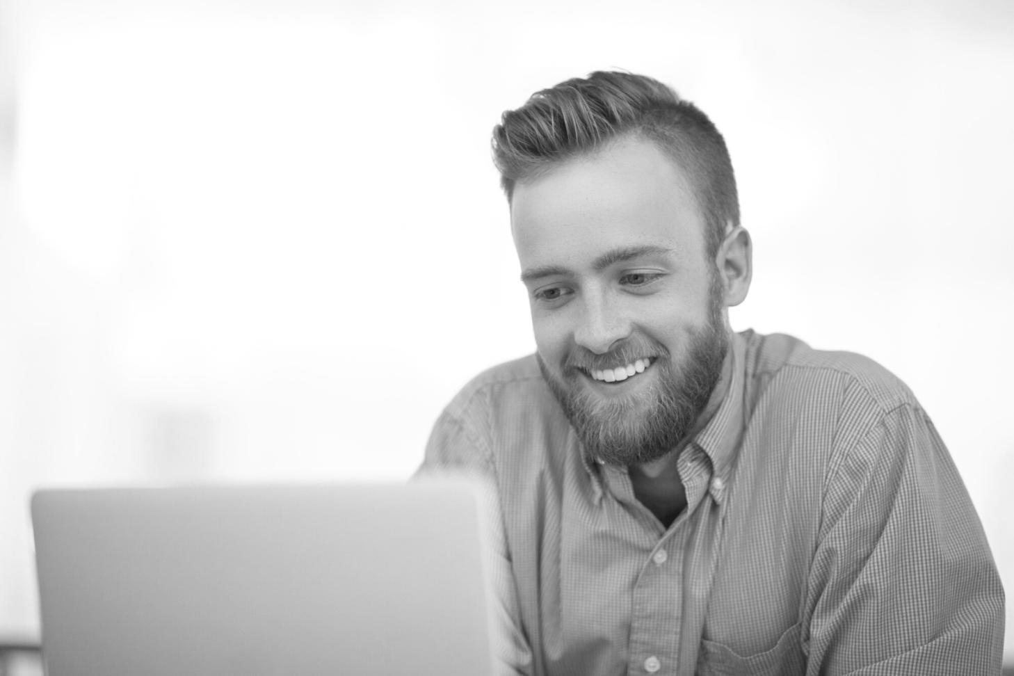 Equipo de expertos en machine learning financiero colaborando